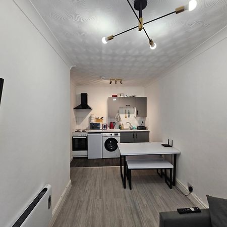 Modern & Stylish 1 Bedroom Flat In Bridgend Town Kültér fotó