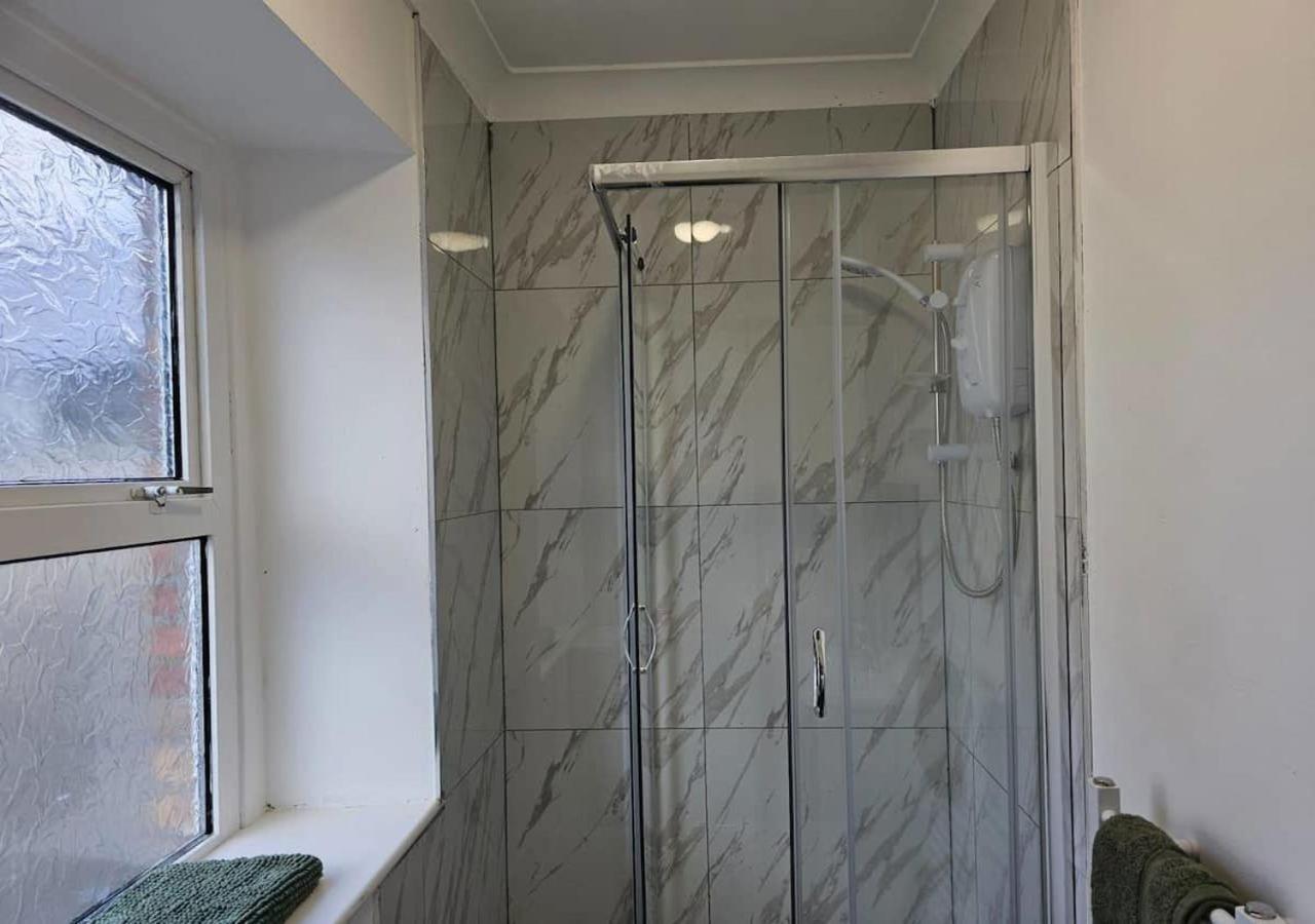 Modern & Stylish 1 Bedroom Flat In Bridgend Town Kültér fotó