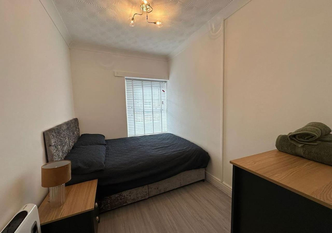 Modern & Stylish 1 Bedroom Flat In Bridgend Town Kültér fotó