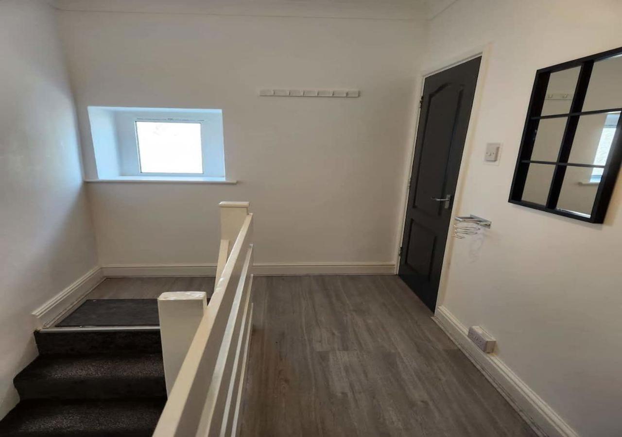 Modern & Stylish 1 Bedroom Flat In Bridgend Town Kültér fotó