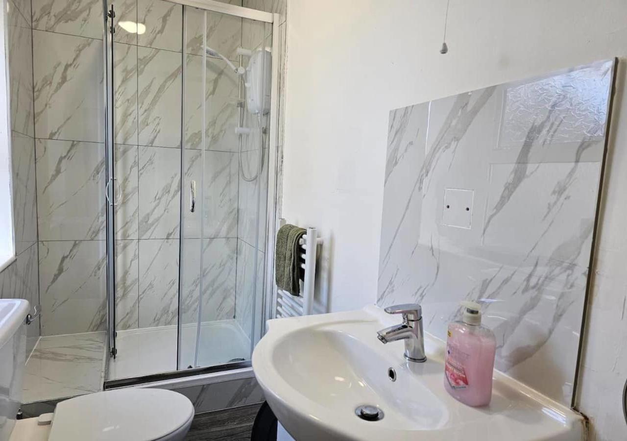 Modern & Stylish 1 Bedroom Flat In Bridgend Town Kültér fotó