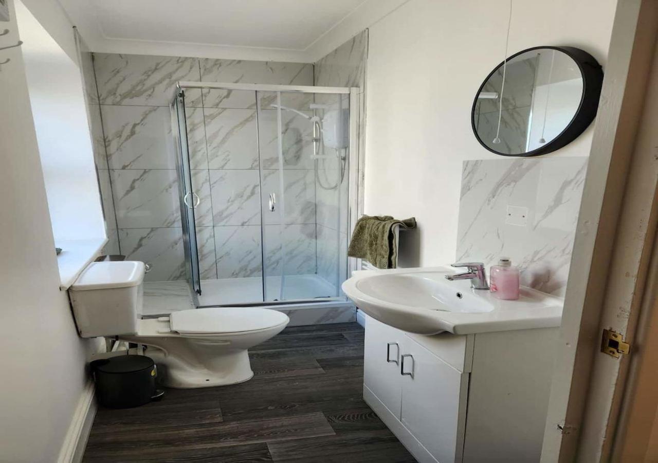 Modern & Stylish 1 Bedroom Flat In Bridgend Town Kültér fotó