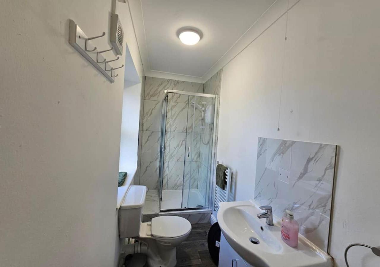 Modern & Stylish 1 Bedroom Flat In Bridgend Town Kültér fotó