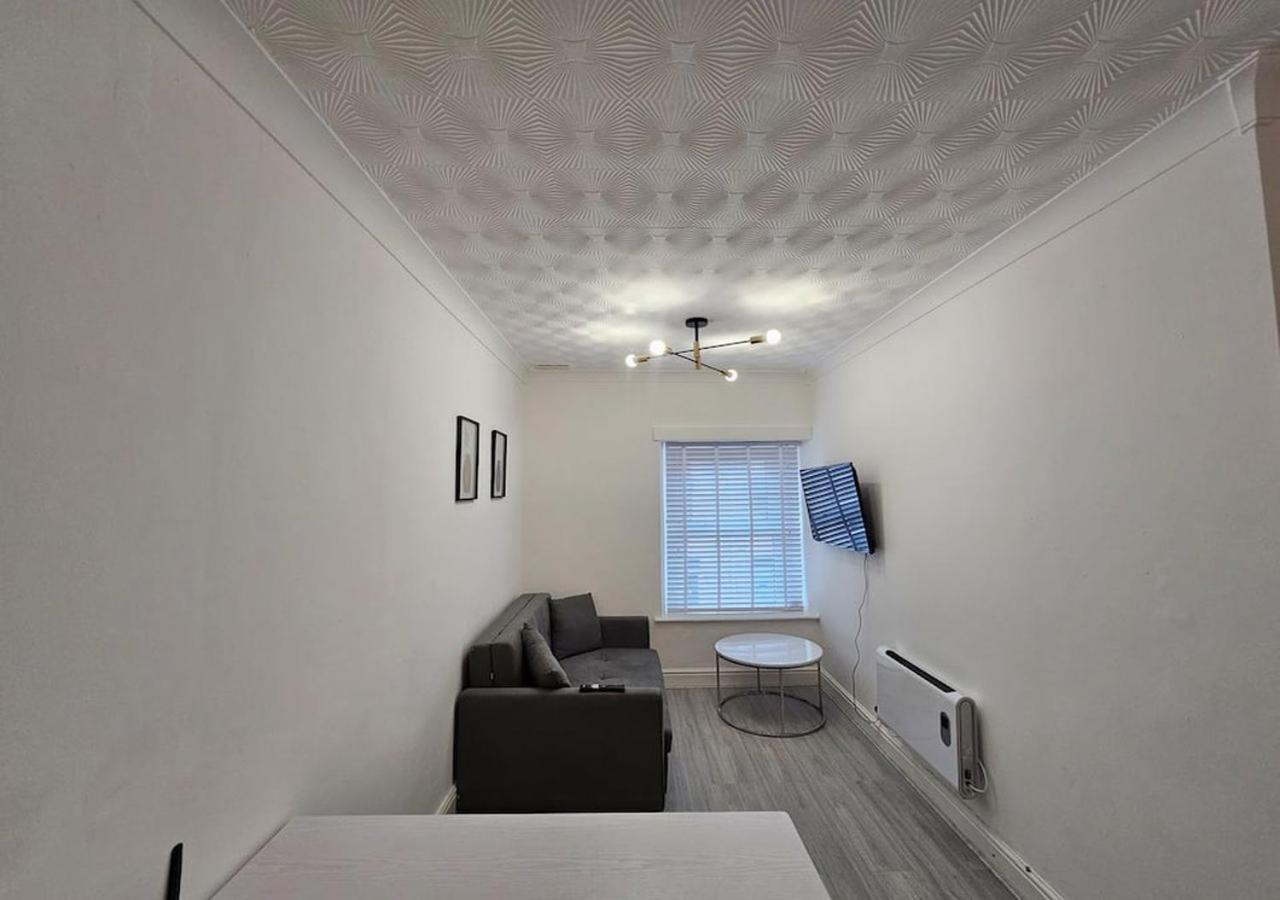 Modern & Stylish 1 Bedroom Flat In Bridgend Town Kültér fotó